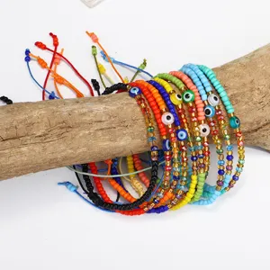 Detailansicht bunter handgefertigter Evil Eye Perlenarmbänder mit Kristallakzenten.