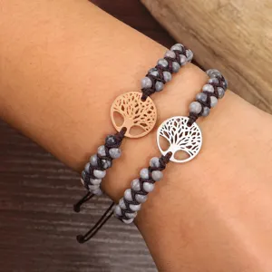 Vue détaillée d'un bracelet tissé main en pierre de carte avec breloques Arbre de Vie