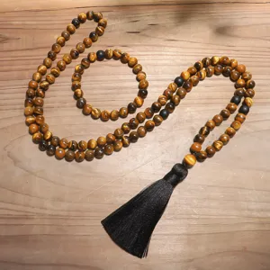 Vista dettagliata della collana e del braccialetto di 108 grani occhio di tigre