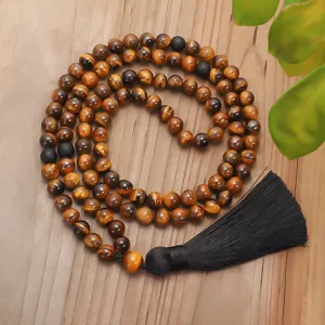 Collana artigianale con 108 grani in occhio di tigre e nappina nera