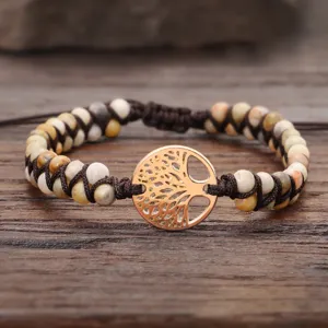 Detailansicht eines handgefertigten Steinperlenarmbands mit Lebensbaum-Anhänger in Roségold