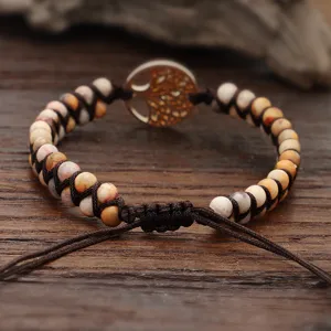 Detailansicht eines handgeflochtenen Steinperlenarmbands mit Lebensbaum und Schiebeknoten.
