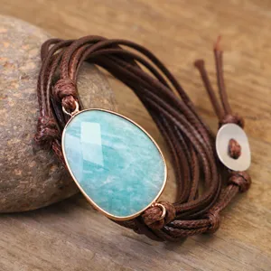 Dettaglio della pietra amazzonite sfaccettata su bracciale in corda cerata a mano
