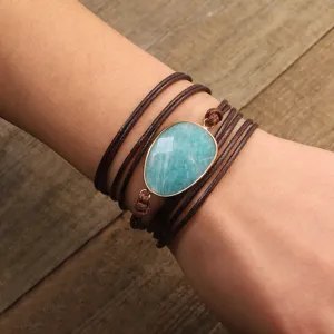 Dettaglio di un bracciale avvolgente in amazzonite multistrato fatto a mano al polso
