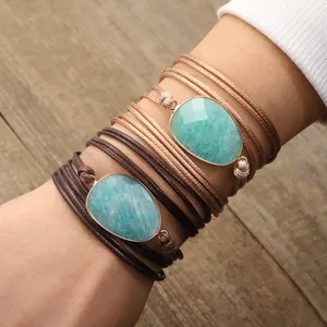 Primo piano di bracciali fatti a mano in corda di cera con pietre naturali di amazzonite