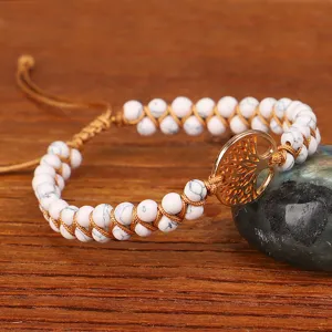 Gedetailleerde weergave van een geweven Tree of Life yoga armband met witte turkoois kralen