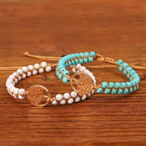 Detail van handgeweven turquoise armbanden met gouden Levensboom hanger van roestvrij staal
