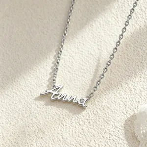 Primer plano de collar con nombre personalizado en plata 925 con colgante Anna y gema