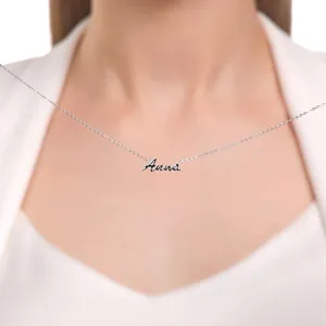 Elegante collar con nombre Anna personalizado en plata de ley S925 sobre modelo