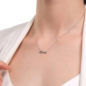 Primer plano de un collar con nombre personalizado de plata de ley S925 en una modelo