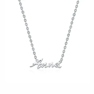 Primer plano de collar de plata con nombre Anna, colgante con detalle de gema pequeña.