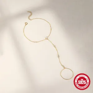 Primo piano del bracciale anello in argento 925 con marquise CZ e finitura dorata