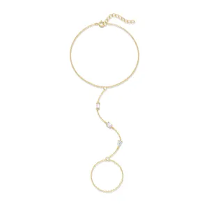 Dettaglio di una catena a mano minimalista in argento 925 placcato oro con pietre marquise
