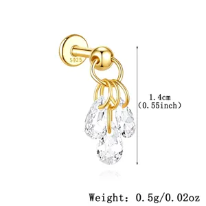 Détail montrant la longueur de 1,4 cm de cette boucle d'oreille en argent plaqué or
