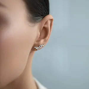 Nahaufnahme von 925er Sterling Silber Blatt Ohrklemmen mit Zirkonia am Modell getragen.