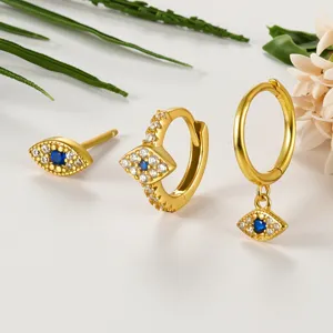 Vue détaillée d'un lot de trois boucles d'oreilles en argent 925 avec pierres dorées