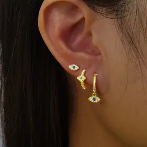 Gros plan de boucles d'oreilles œil porte-bonheur en argent 925 et zircons