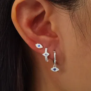 Vue détaillée de boucles d'oreilles en argent 925 œil grec avec zircone scintillante
