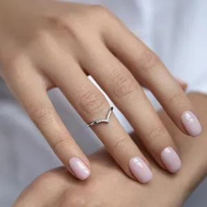 Primo piano di un anello a V minimalista in argento sterling 925 indossato su un dito