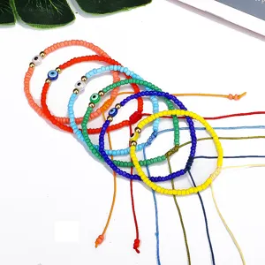 Detailansicht bunter handgewebter Perlenarmbänder mit Lampwork-Augenperlen gegen das Böse