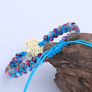 Vista dettagliata del bracciale in pietra imperiale intrecciata con albero della vita