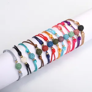 Detailansicht verschiedener bunter Lava-Stein Yoga-Armbänder mit Kupferperlen-Set