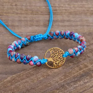 Vista dettagliata del bracciale in corda blu intrecciata a mano con ciondolo Albero della Vita