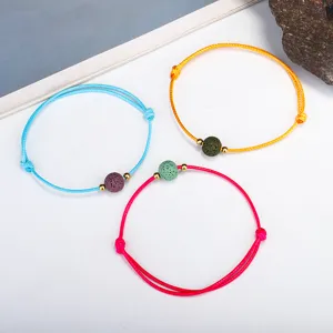 Drei farbenfrohe Wachskordelarmbänder mit Lavasteinperlen und Kupferakzenten im Detail