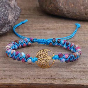 Primo piano del bracciale albero della vita fatto a mano con perle in diaspro imperiale