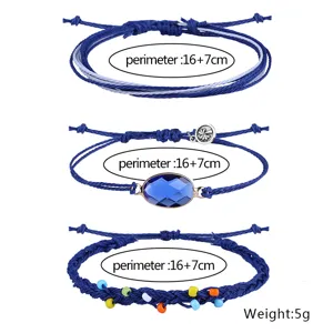 Detailansicht von drei böhmischen blauen Wachskordel-Armbändern mit Perlen und Kristall.