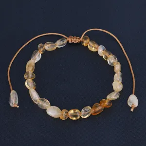 Dettaglio del bracciale in cristallo giallo naturale fatto a mano con pietre irregolari