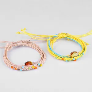 Detailansicht von böhmischen gewebten Armbändern mit Perlen und Bernsteinkristall.