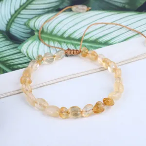 Dettaglio ravvicinato del bracciale fatto a mano con citrino giallo naturale.