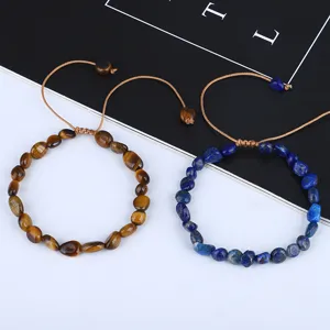 Dettaglio di braccialetti in scaglie di cristallo fatti a mano con cordino intrecciato.