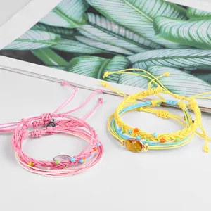 Detail von böhmischen geflochtenen Wachskordel-Armbändern mit Kristall und bunten Perlen.