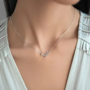 Detailansicht der S925 Sterlingsilber Blatt-Halskette mit funkelnden Zirkonsteinen