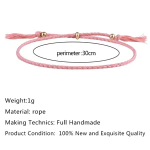 Detailansicht eines handgefertigten rosa Baumwollseil-Armbands mit Kupferperlen