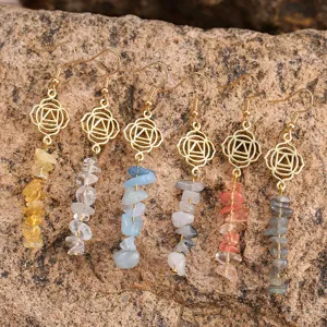 Boucles d'oreilles faites main avec pierres naturelles et symbole chakra doré variées