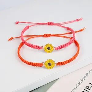 Detailansicht handgewebte Sonnenblumen-Gänseblümchen-Wachsschnur-Armbänder im Boho-Stil