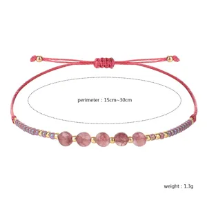 Primo piano di bracciale intrecciato a mano con perline da 2mm e pietre sfaccettate
