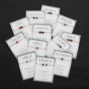 Set mit 12 Tierkreisarmbändern mit Kristallperlen auf individuellen Displaykarten.