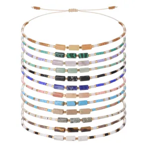 Detaillierte Nahaufnahme von 12 handgewebten 2mm Perlenarmbändern mit kleinen Steinen