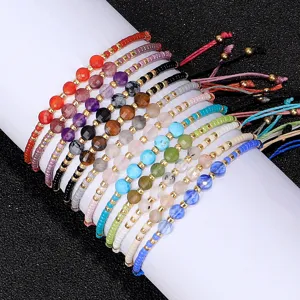 Vista dettagliata di bracciali di perline da 2 mm con pietre naturali sfaccettate colorate