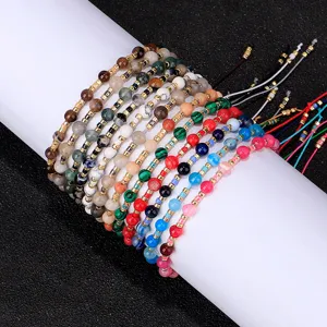 Nahaufnahme von handgefertigten 2mm Steinperlenarmbändern mit Malachit und Achat