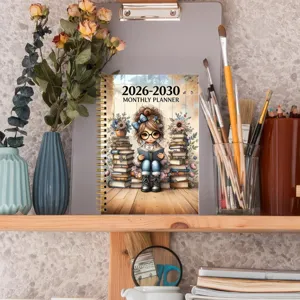 Vista detallada de una agenda mensual 2026-2030 cuaderno de espiral con ilustración de niña tierna.