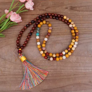 Vue détaillée d'un collier MALA fait main en 108 pierres avec pompon arc-en-ciel.