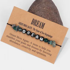 Detailopname van mosagaat armband met DREAM letterkralen en bijpassende cadeaukaart.