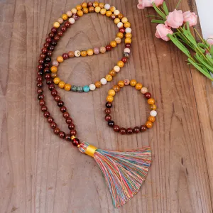 Vue détaillée du collier MALA en 108 pierres fait main avec pompon coloré