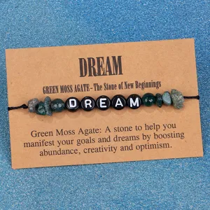Detailopname van Green Moss Agate kralenarmband met DREAM-letters op kraftkarton