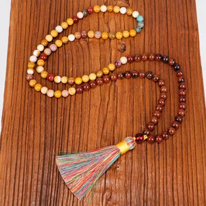 Collier Mala fait main avec 108 perles en pierre naturelle et un gland de yoga coloré.